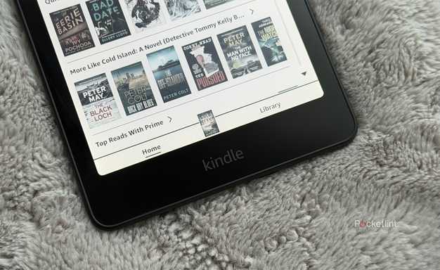 Kindle Colorsoft on a blanket.