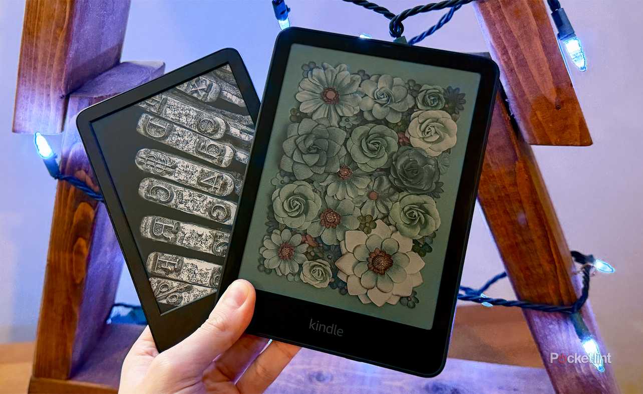 Person holding Kindle and Kindle Colorsoft.